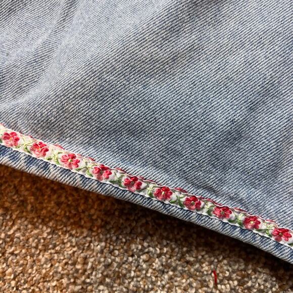 Levi Vintage (3/99) Women's Shorts with Flower Hem.  Size 14 - Picture 6 of 7
